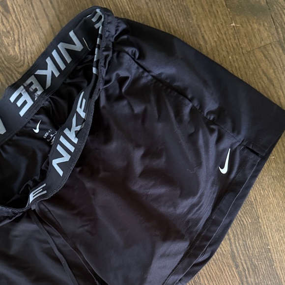 Womans Nike shorts size xl - Picture 3 of 4